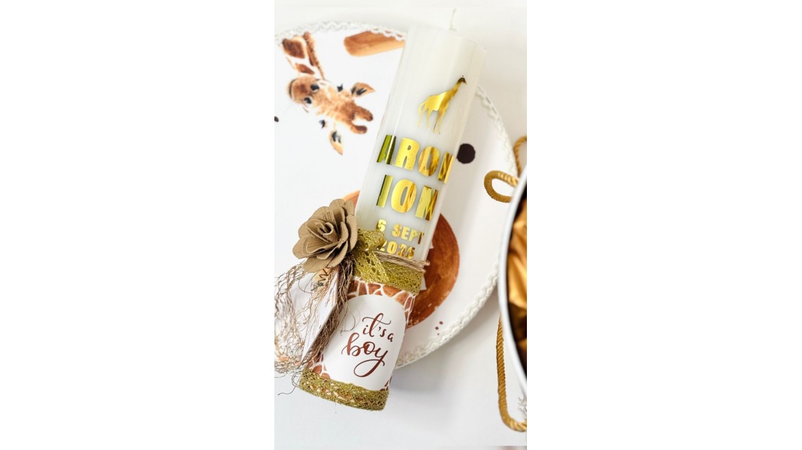Lumânare scurtă botez cu folio gold și girafă, decorată cu flori uscate 8